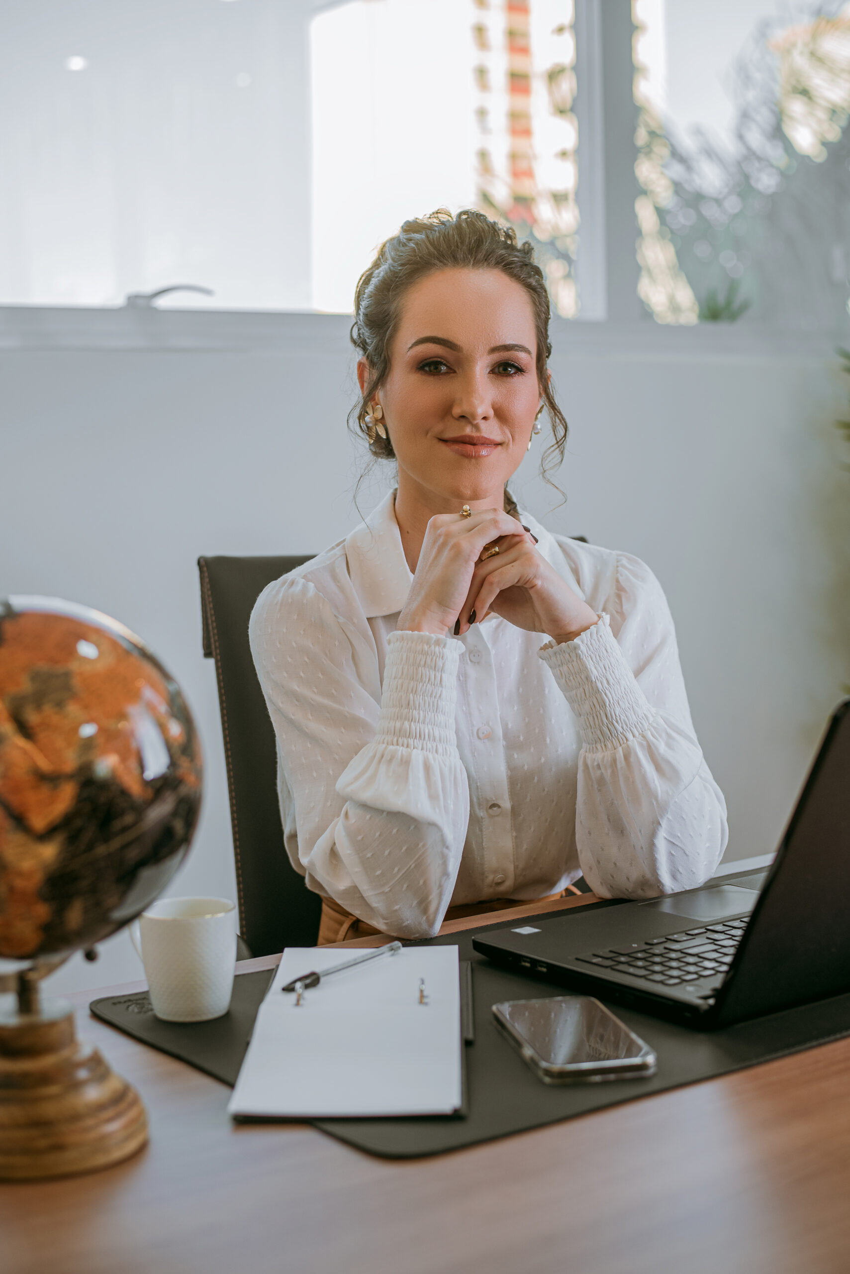 Foto da Louise Dal'Col ao lado de sua história na advocacia.